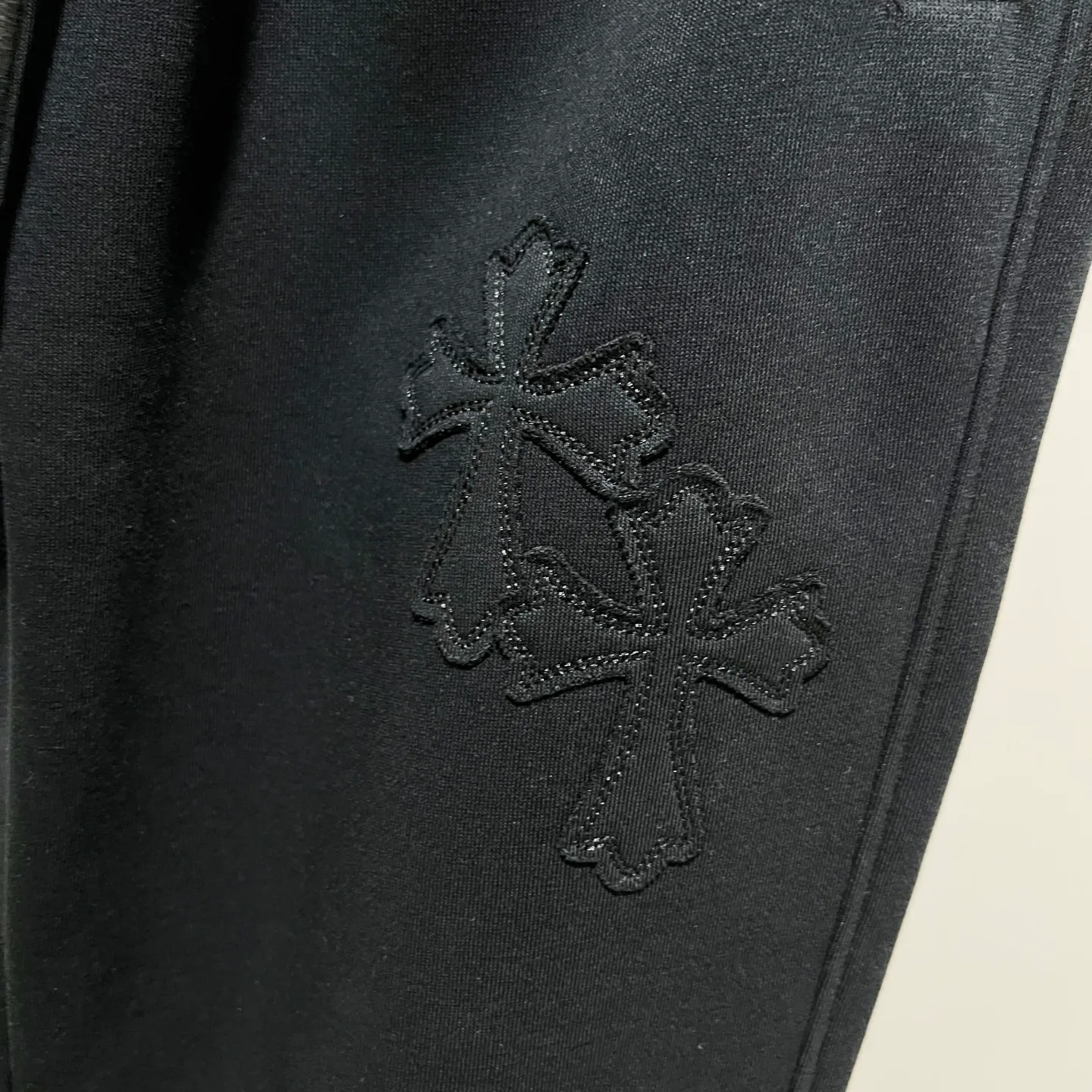 P260 chromehearts/Chrome Hearts Selection 400 custom fabric sweatpants, patched horseshoe Sanskrit cross ✝️LOGO embroidery🪡 process, official synchronization, 1:1 original mold opening, fashionable personality, versatile trend, pure original quality, original washed fabric, tag, collar label, washed wheat, complete three labels, color: black, gray. Size: M-3XL